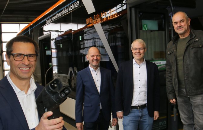 Am Ladekabel ist OVR-Geschäftsführer Mark Hogenmüller, beim Bus (von links) Axel Koffmane, Gesamtbetriebsleiter OVR; Dr. Jan Neidhardt, VVS-Geschäftsführer und Axel Meier vom Landkreis Ludwigsburg.  <span class='image-autor'>Fotos: Rücker</span>
