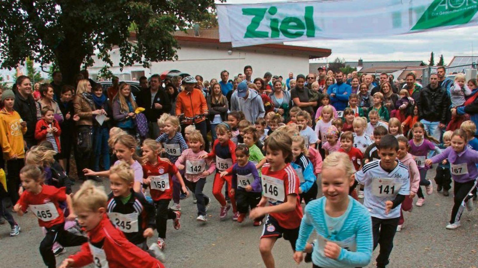 Wenn morgen bei der SFG Serres die Startschüsse fallen, herrscht erneut großer Andrang bei den Bambini- und Schülerläufen.  Foto: Archiv/Nachreiner
