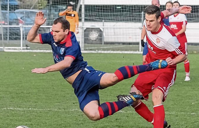Steffen Magdalinski (SGM Roßwag/Mühlhausen) mit einer Flugeinlage vor Gästetrainer Daniel Nissan. Foto: Simecek