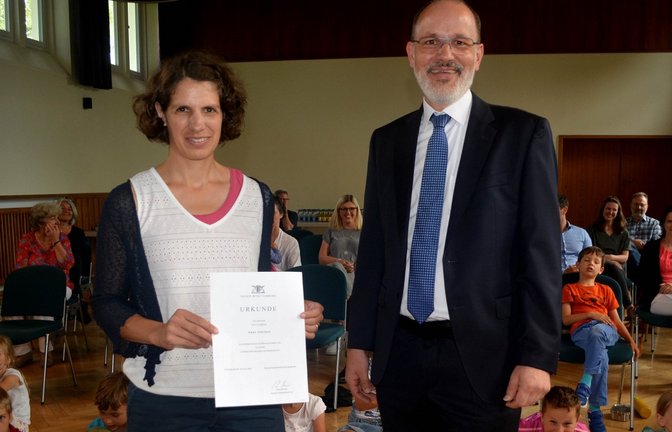 Anne Gärtner erhält von Schulamtsleiter Volker Traub die Einsetzungsurkunde.  <span class='image-autor'>Fotos: Stahlfeld</span>