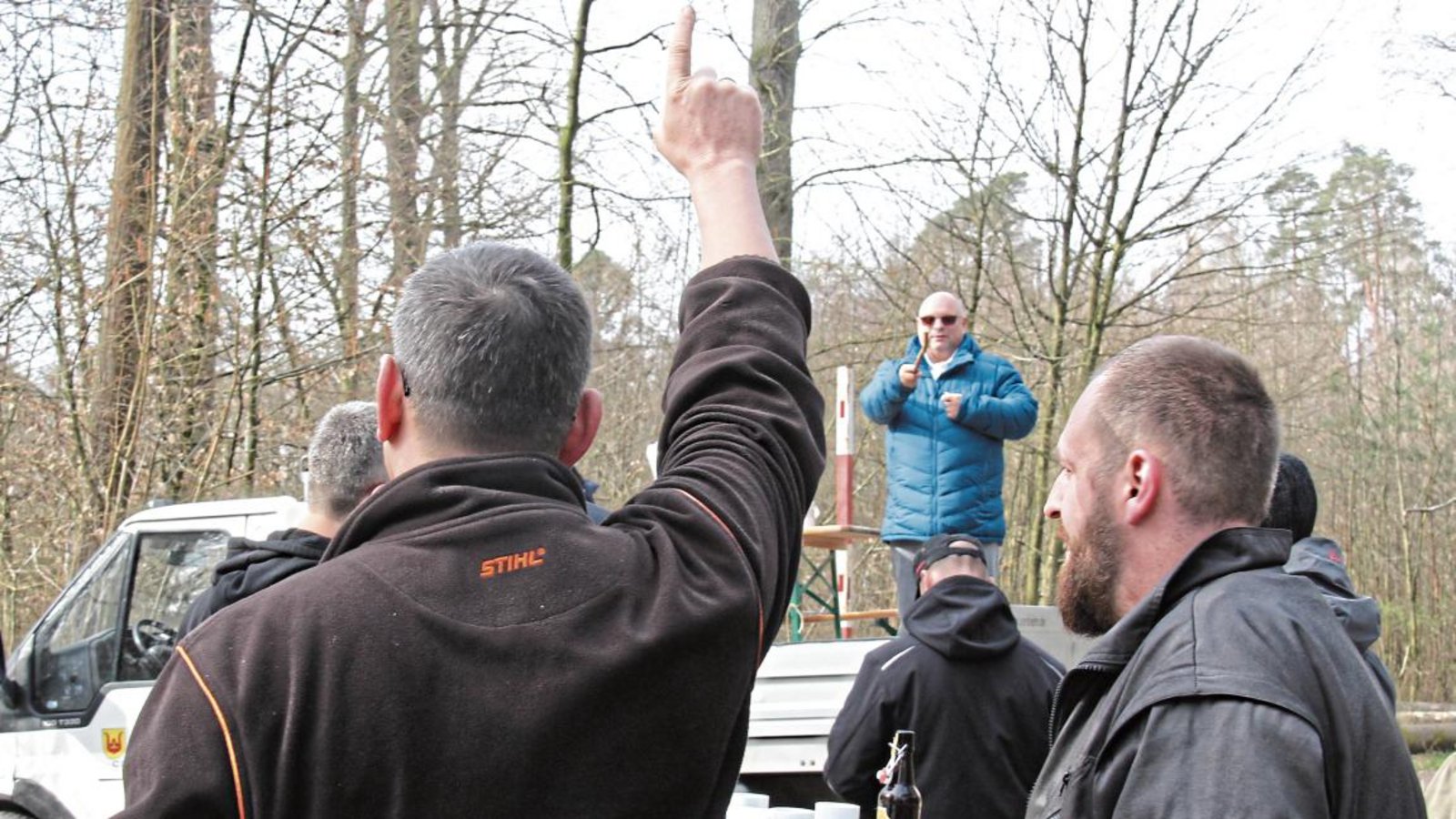Der Bürgermeister als Auktionator: Jürgen Scholz leitet die Brennholzversteigerung. Foto: Rostek Der Bürgermeister als Auktionator: Jürgen Scholz leitet die Brennholzversteigerung. Foto: Rostek