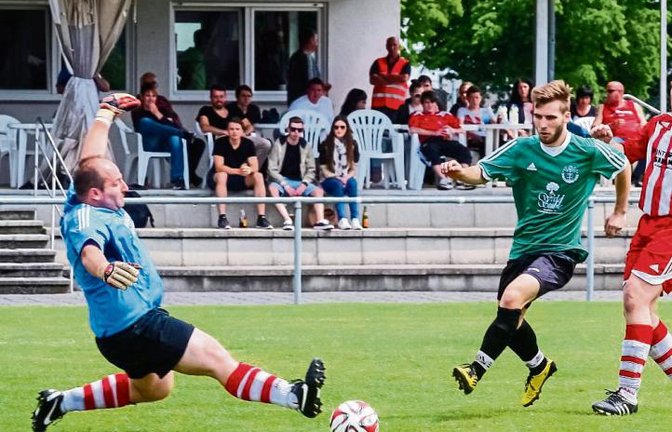 Philipp Bielesch (rechts) tritt am Sonntag mit der Mannschaft des TSV Hochdorf zum Kellerduell der Fußball-Kreisliga B 7 gegen die SF Großsachsenheim an. Foto: Simecek