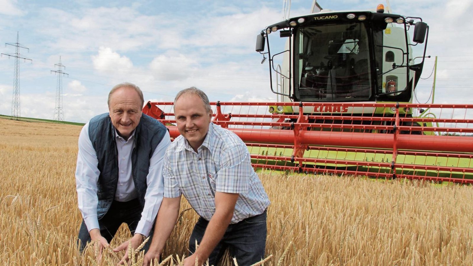 Der beginnenden Getreideernte sehen Bauernpräsident Joachim Rukwied (links) und Landwirt Rüdiger Beck aus Hochdorf recht optimistisch entgegen. Foto: Banholzer Der beginnenden Getreideernte sehen Bauernpräsident Joachim Rukwied (links) und Landwirt Rüdiger Beck aus Hochdorf recht optimistisch entgegen. Foto: Banholzer