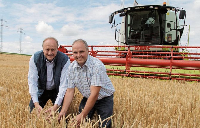 Der beginnenden Getreideernte sehen Bauernpräsident Joachim Rukwied (links) und Landwirt Rüdiger Beck aus Hochdorf recht optimistisch entgegen.  Foto: Banholzer
