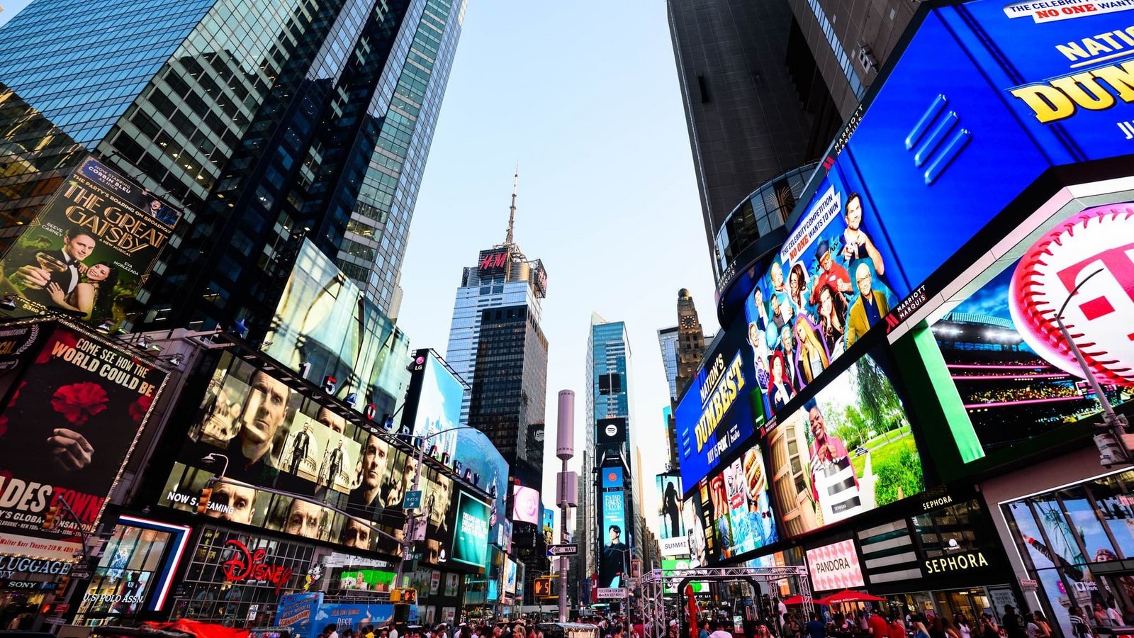 Der Times Square in Manhattan: Hier ist New York besonders trubelig. (zu dpa: «Starker Rückgang bei touristischen USA-Reisen»)Tom Weller/dpa/dpa-tmn Der Times Square in Manhattan: Hier ist New York besonders trubelig. (zu dpa: «Starker Rückgang bei touristischen USA-Reisen»)Tom Weller/dpa/dpa-tmn