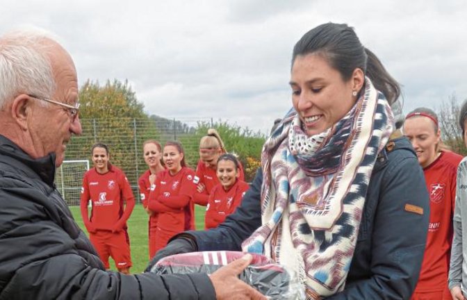 Heinz Krauss überreicht Tanja Arnold Auszeichnungen für ihr Fairplay. Foto: privat