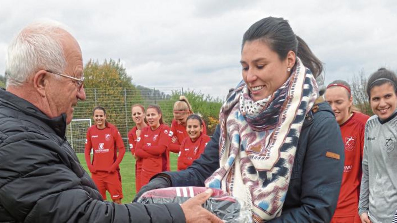 Heinz Krauss überreicht Tanja Arnold Auszeichnungen für ihr Fairplay. Foto: privat Heinz Krauss überreicht Tanja Arnold Auszeichnungen für ihr Fairplay. Foto: privat