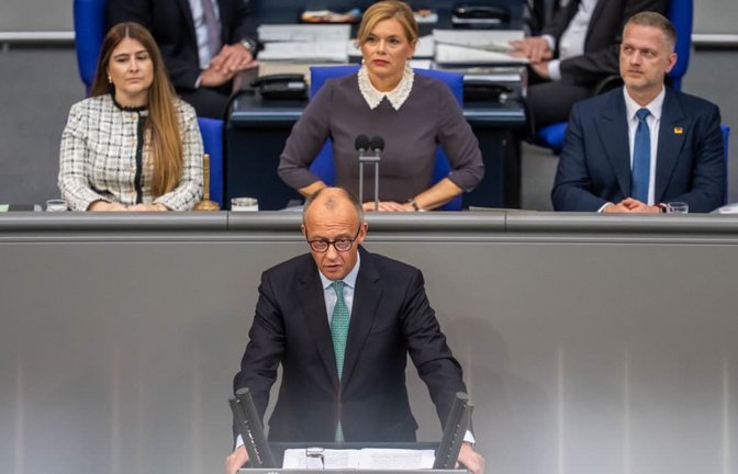 Bundeskanzler Friedrich Merz (CDU) im Bundestag in Berlin bei einer Regierungserklärung vor dem EU-Gipfel. Merz fordert stärkere Einsparungen in Brüssel.<span class='image-autor'>Michael Kappeler/dpa</span>