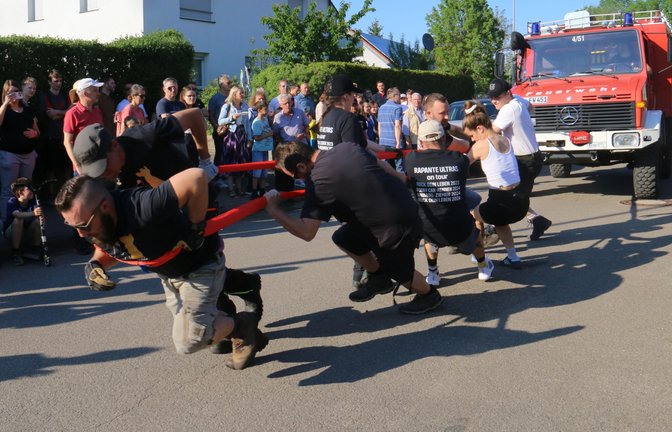 Nur mit Muskelkraft bringen die Mannschaften beim Tauziehen den Unimog ins Ziel.  <span class='image-autor'>Foto: Rieger</span>