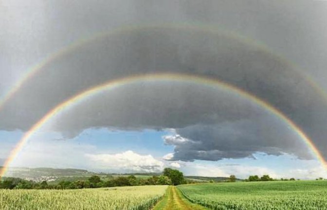 Eine Flut an Regenbogenbilder erreichte die Redaktion am Dienstagabend und Mittwochmorgen. Eins schöner als das andere. Dieses Naturspektakel über den Feldern von Nussdorf schickte Marc Föllips.