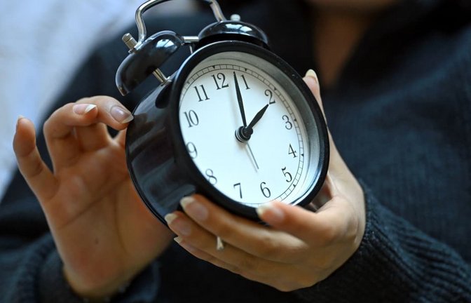 Zweimal im Jahr wird an der Uhr gedreht, im Herbst bringt dies eine Stunde mehr. (Symbolbild)<span class='image-autor'>Elisa Schu/dpa</span>