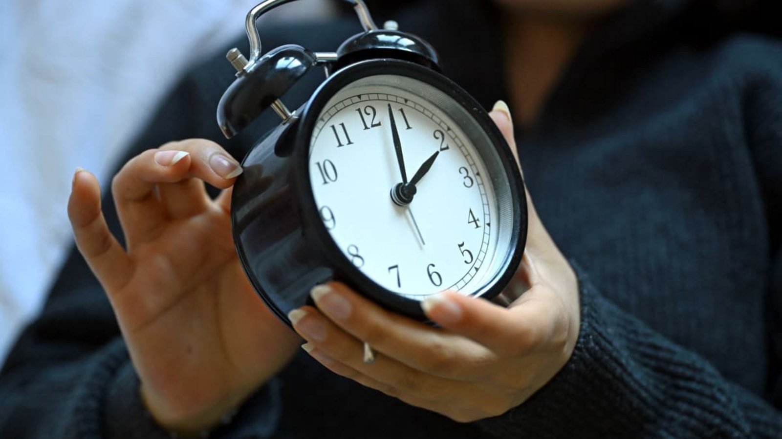 Zweimal im Jahr wird an der Uhr gedreht, im Herbst bringt dies eine Stunde mehr. (Symbolbild)Elisa Schu/dpa