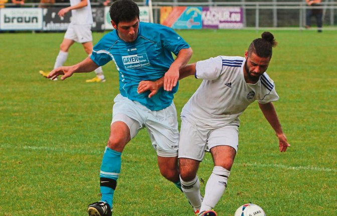 Seine defensiven Qualitäten bringt Nussdorfs Sinan Yilmaz (links) auch auf der Sechser-Position ein. Eros Schembri (rechts) und die Illinger kamen an der gut gestaffelten Abwehr der Hardtwäldle-Elf kaum vorbei. Foto: Nachreiner