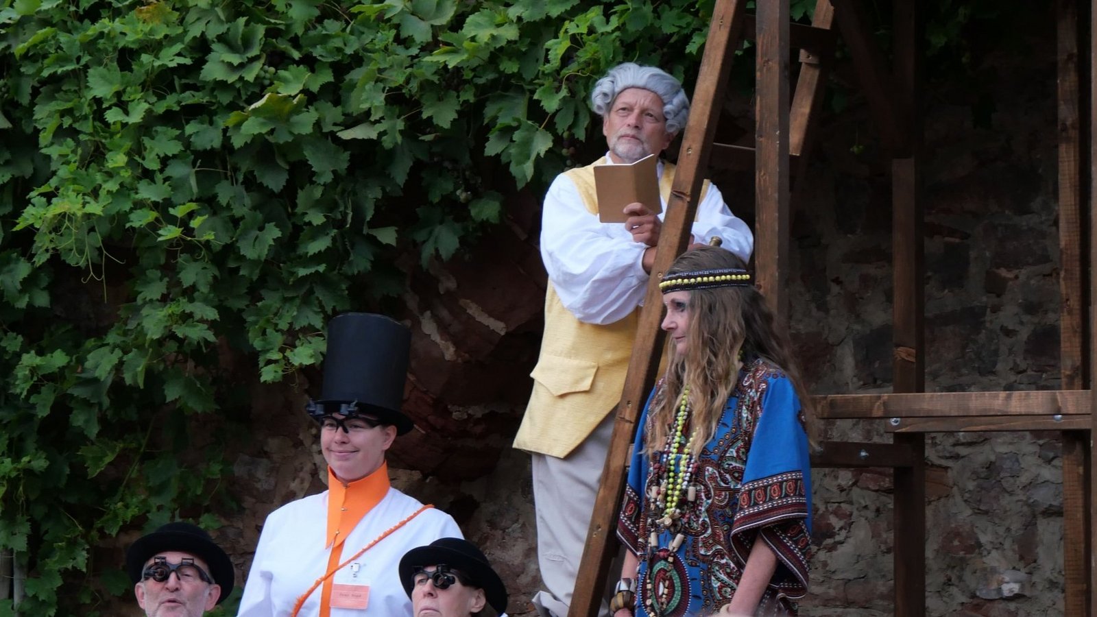 Szene aus dem Theaterspaziergang in Marbach mit dem Theater unter der Dauseck. Foto: Faber Szene aus dem Theaterspaziergang in Marbach mit dem Theater unter der Dauseck. Foto: Faber