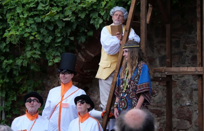 Szene aus dem Theaterspaziergang in Marbach mit dem Theater unter der Dauseck. <span class='image-autor'>Foto: Faber</span>