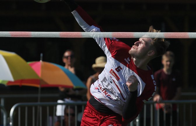 Jakob Mahn und die Zweitligafaustballer des TVV haben bei den Pfister-Open in Stammheim Lehrgeld gezahlt. Das Erstligateam zeigte sich dagegen schon gut in Form.  <span class='image-autor'>Foto: Archiv/Nachreiner</span>
