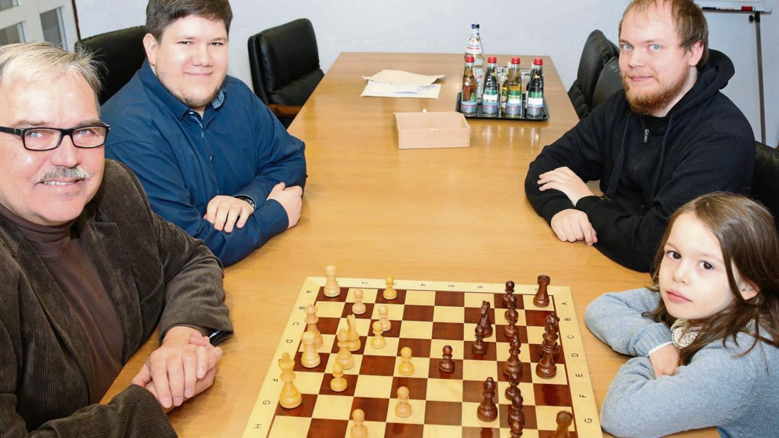 Reinhard Bolter und Heiko Kirsten (links) sowie Markus Fiedler und Lea Götz (rechts) von der Schachvereinigung Vaihingen hoffen auf Spendengelder, damit ein Großmeister für das Training eingeladen werden kann. Foto: Bögel Reinhard Bolter und Heiko Kirsten (links) sowie Markus Fiedler und Lea Götz (rechts) von der Schachvereinigung Vaihingen hoffen auf Spendengelder, damit ein Großmeister für das Training eingeladen werden kann. Foto: Bögel
