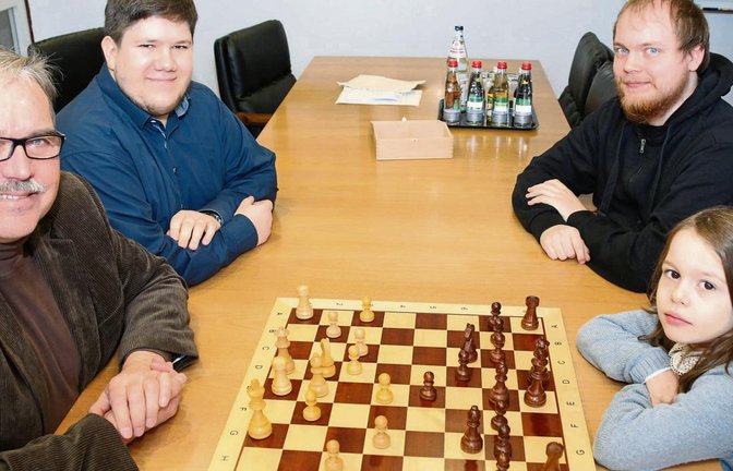 Reinhard Bolter und Heiko Kirsten (links) sowie Markus Fiedler und Lea Götz (rechts) von der Schachvereinigung Vaihingen hoffen auf Spendengelder, damit ein Großmeister für das Training eingeladen werden kann. Foto: Bögel