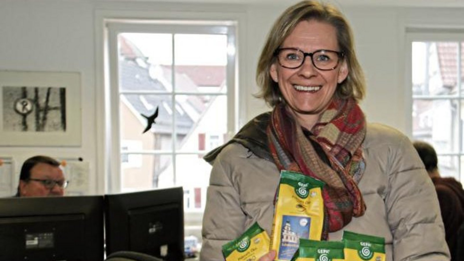 Kontrolle in der Redaktion: Saskia Rudnau tingelt derzeit mit Kollegen in Sachen Fairtrade-Town durch Vaihingen. Die Agendagruppenleiterin klopfte in der Redaktion ab, ob nach wie vor Fairtrade-Kaffee verwendet wird. Wir konnten ein volles Lager auf- und 