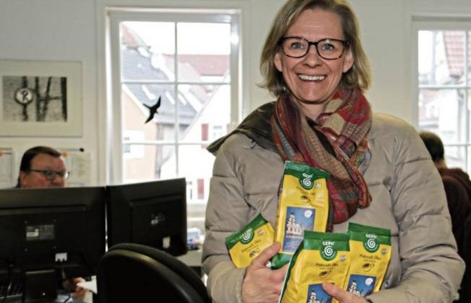 Kontrolle in der Redaktion: Saskia Rudnau tingelt derzeit mit Kollegen in Sachen Fairtrade-Town durch Vaihingen. Die Agendagruppenleiterin klopfte in der Redaktion ab, ob nach wie vor Fairtrade-Kaffee verwendet wird. Wir konnten ein volles Lager auf- und 