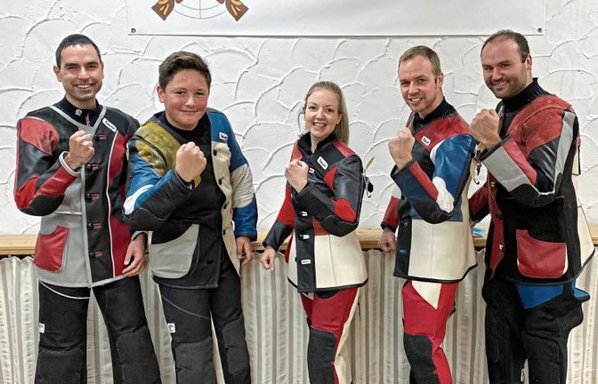 Jochen Palmer, Max Fink, Sina Gilmore, Markus Burkhardt und Adrian Mannhardt (von links) haben in der Luftgewehr-Bezirksoberliga das Illinger 5:0 gegen Heilbronn herausgeschossen. Foto: privat