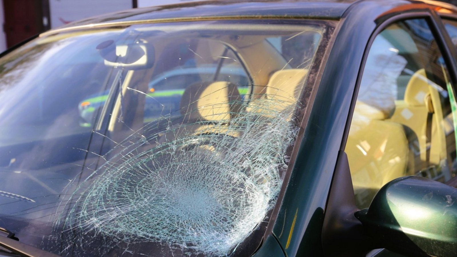 Nach dem heftigen Einschlag hat der Fahrradfahrer eine große Delle in der Windschutzscheibe des abbiegenden Autos hinterlassen. Foto: Küppers Nach dem heftigen Einschlag hat der Fahrradfahrer eine große Delle in der Windschutzscheibe des abbiegenden Autos hinterlassen. Foto: Küppers