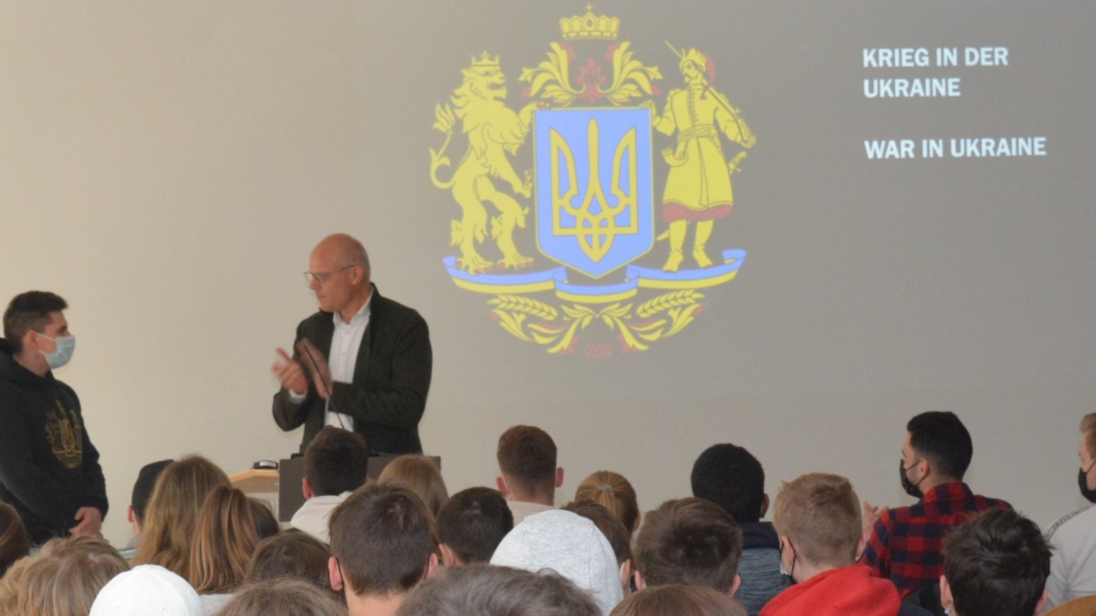 Dennis Mayer und Schulleiter Stefan Ranzinger vor dem jungen Publikum. Foto: p Dennis Mayer und Schulleiter Stefan Ranzinger vor dem jungen Publikum. Foto: p