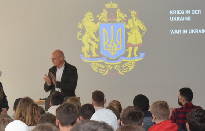 Dennis Mayer und Schulleiter Stefan Ranzinger vor dem jungen Publikum.  <span class='image-autor'>Foto: p</span>