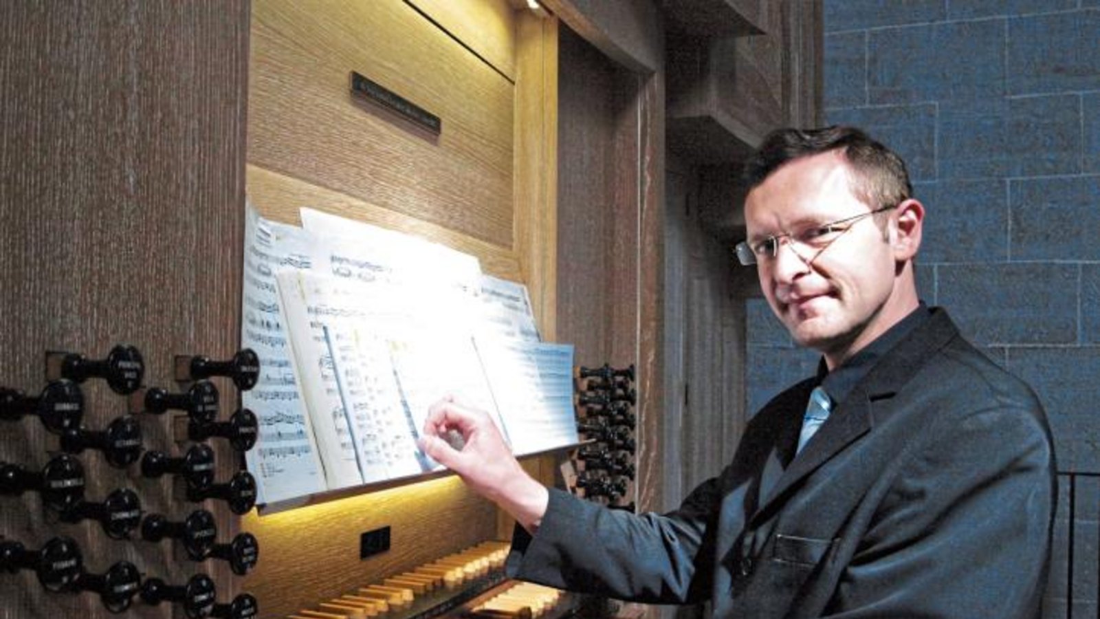 Bezirkskantor Thorsten Hülsemann brillierte erneut an der Grenzing-Orgel der Maulbronner Klosterkirche. Fotos: Filitz Bezirkskantor Thorsten Hülsemann brillierte erneut an der Grenzing-Orgel der Maulbronner Klosterkirche. Fotos: Filitz