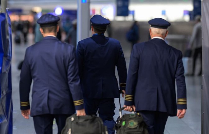 Piloten gehen durch eine Abflughalle am Frankfurter Flughafen (Symbolfoto).<span class='image-autor'>Hannes P Albert/dpa</span>