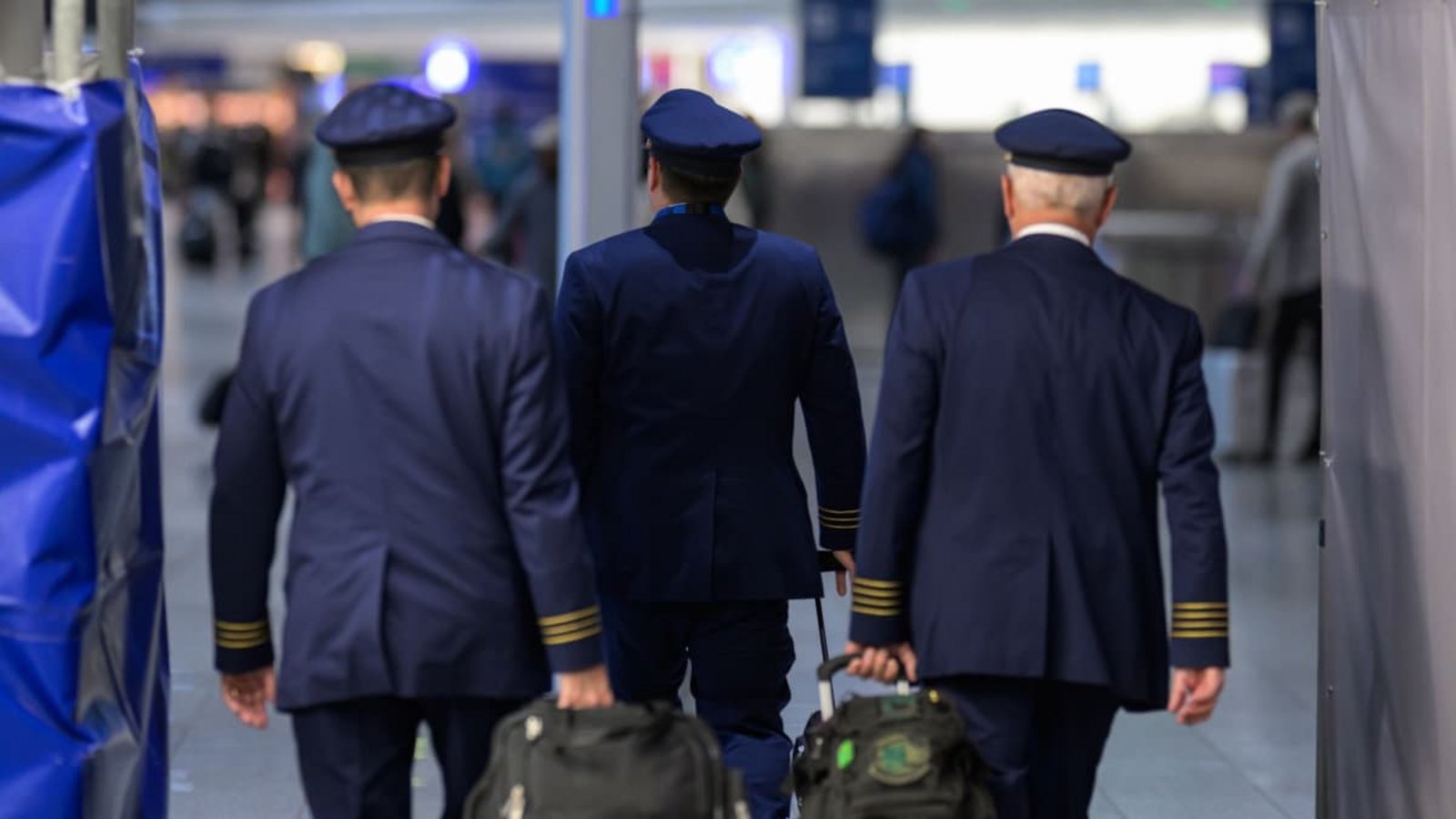 Piloten gehen durch eine Abflughalle am Frankfurter Flughafen (Symbolfoto).Hannes P Albert/dpa