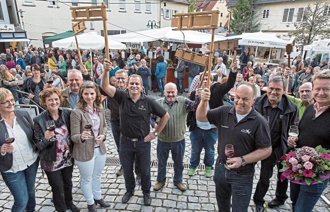 Das Summer Special mit Weindorf wird traditionell vor dem Sachsenheimer Rathaus eröffnet.  Foto: Kalb