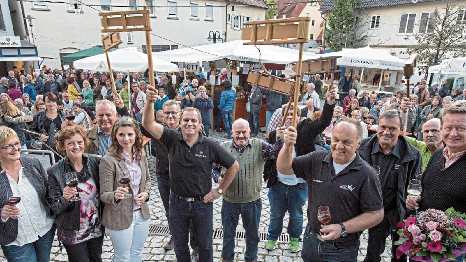 Das Summer Special mit Weindorf wird traditionell vor dem Sachsenheimer Rathaus eröffnet.  Foto: Kalb