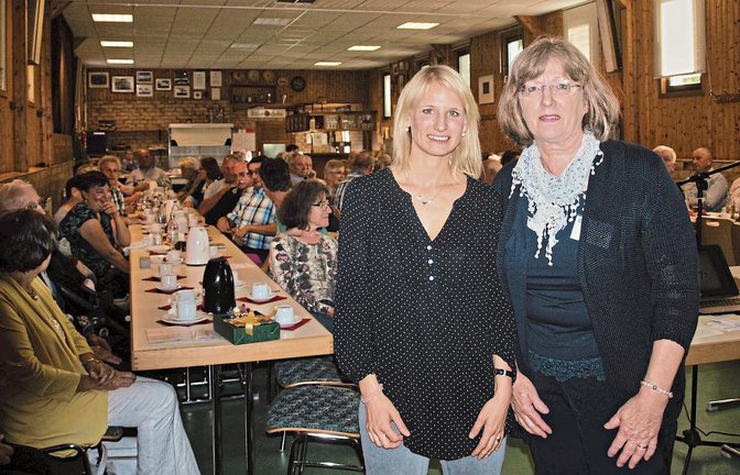 Freuen sich über ihre rundum gelungene Veranstaltung, für die das Publikum mit langanhaltendem Beifall dankte: Referentin Daniela Falz (links) und Cornelia Schuler von den Waldenserfreunden.  Foto: Filitz