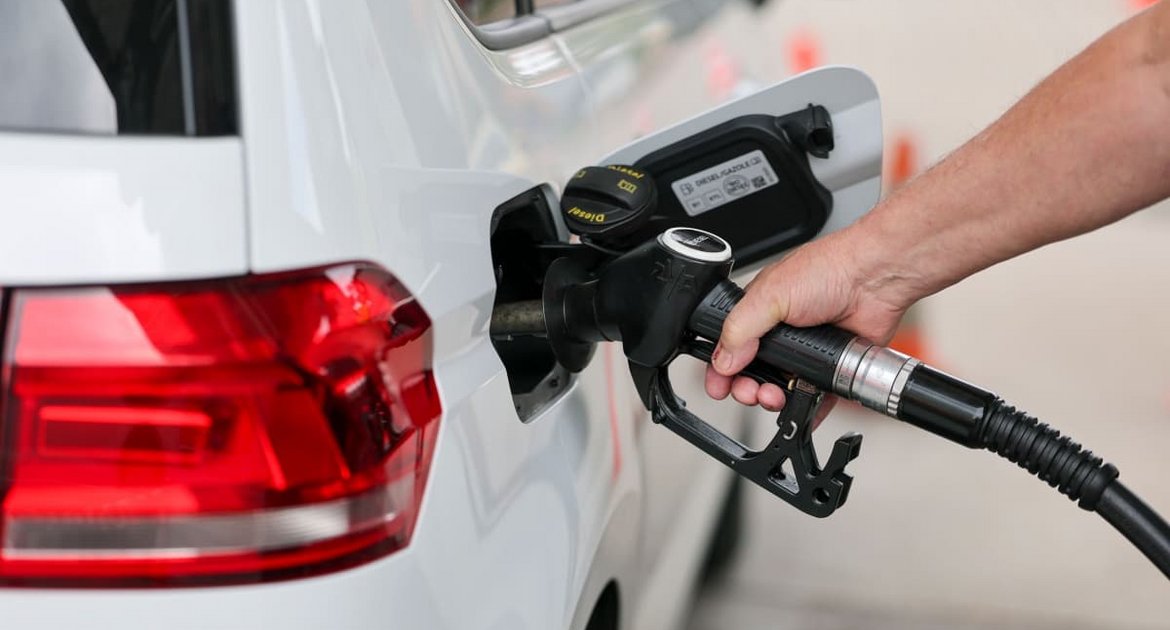 Autofahrer müssen gerade für Diesel und Benzin viel zahlen.