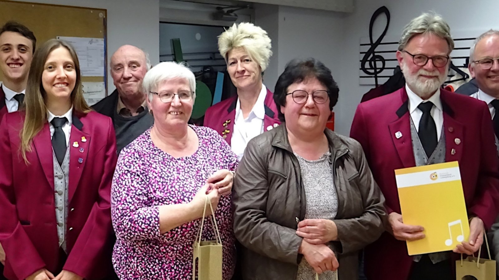Ehrungen beim Orchesterverein Horrheim (von links): Manfred Rau, Hannes Aisenbrey, Jannika Aisenbrey, Wolfgang Klein (Blasmusikverband), Karin Hapy, Ingrid Grün, Claudia Gröninger, Hein Kiefer, Stefan Ertel (erster Vorsitzender), Walter Widmann. Foto: p Ehrungen beim Orchesterverein Horrheim (von links): Manfred Rau, Hannes Aisenbrey, Jannika Aisenbrey, Wolfgang Klein (Blasmusikverband), Karin Hapy, Ingrid Grün, Claudia Gröninger, Hein Kiefer, Stefan Ertel (erster Vorsitzender), Walter Widmann. Foto: p