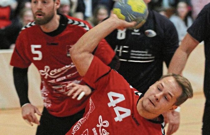 Nur selten kamen Fabian Ackermann (vorne) und die HCME-Handballer gegen die sehr körperbetont agierende Abwehr der SG BBM Bietigheim III so frei zum Wurf. Foto: Nachreiner