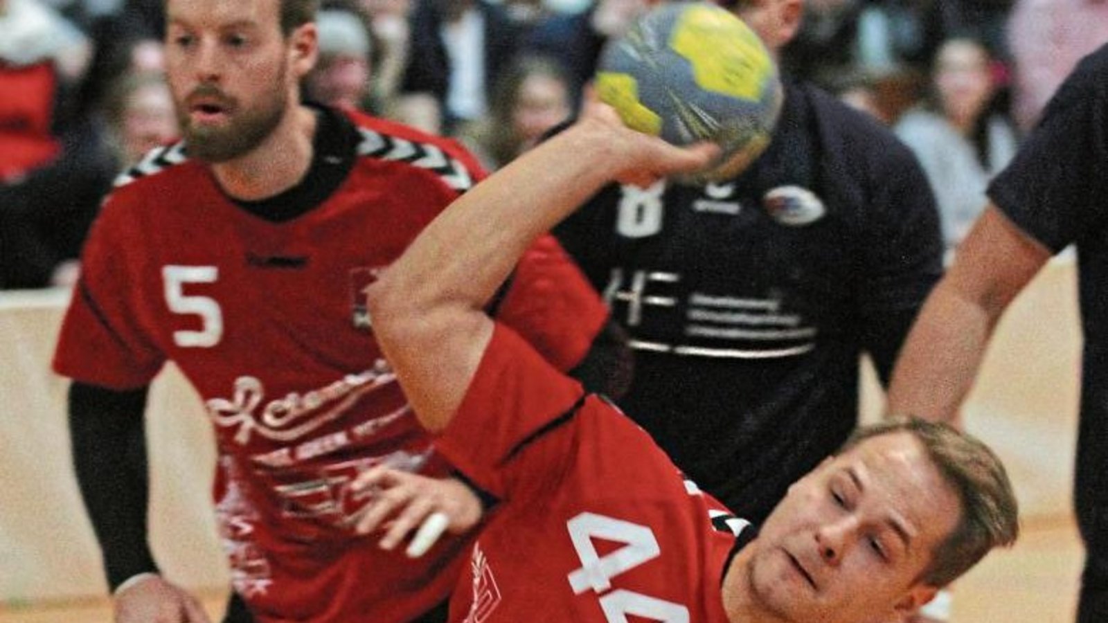 Nur selten kamen Fabian Ackermann (vorne) und die HCME-Handballer gegen die sehr körperbetont agierende Abwehr der SG BBM Bietigheim III so frei zum Wurf. Foto: Nachreiner