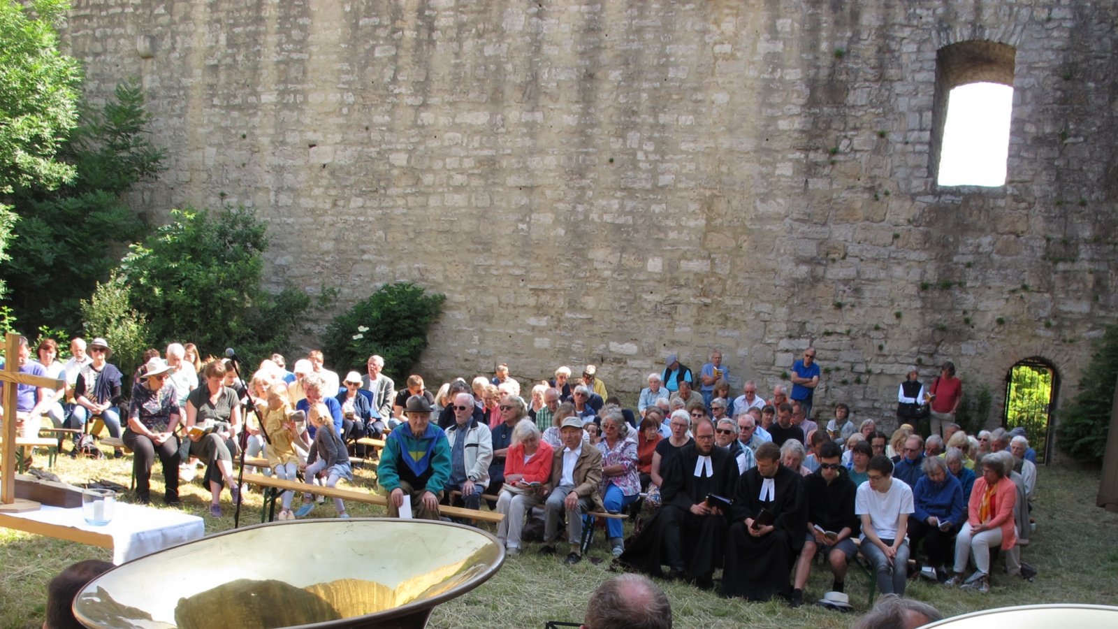 Am Pfingstmontag führte der Distrikt der evangelischen Kirche seinen Gottesdienst in der Ruine Alt-Sachsenheim durch. Der Oberriexinger Pfarrer Thomas Kisser wurde bei der Andacht von Vikar Pascal Franke unterstützt. Den gemeinsamen Posaunenchor aus einigen Distriktsgemeinden leitete der Sachsenheimer Dirigent Dr. Martin Stein. Bei herrlichem Wetter war die Kulisse der Ruine, hoch über dem Enztal gelegen, ein idealer Ort für die kirchliche Veranstaltung. Zahlreiche Christen nutzen die Gelegenheit und kamen mit dem Fahrrad oder zu Fuß in den Weiler Egartenhof.  Foto: Makkens