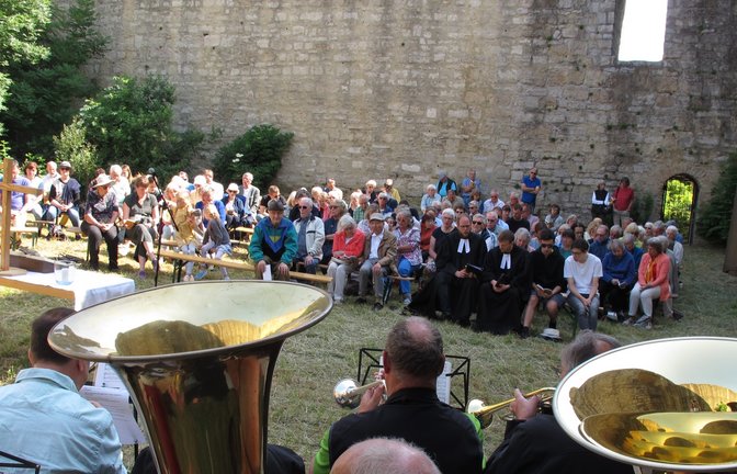 Am Pfingstmontag führte der Distrikt der evangelischen Kirche seinen Gottesdienst in der Ruine Alt-Sachsenheim durch. Der Oberriexinger Pfarrer Thomas Kisser wurde bei der Andacht von Vikar Pascal Franke unterstützt. Den gemeinsamen Posaunenchor aus einigen Distriktsgemeinden leitete der Sachsenheimer Dirigent Dr. Martin Stein. Bei herrlichem Wetter war die Kulisse der Ruine, hoch über dem Enztal gelegen, ein idealer Ort für die kirchliche Veranstaltung. Zahlreiche Christen nutzen die Gelegenheit und kamen mit dem Fahrrad oder zu Fuß in den Weiler Egartenhof.  <span class='image-autor'>Foto: Makkens</span>