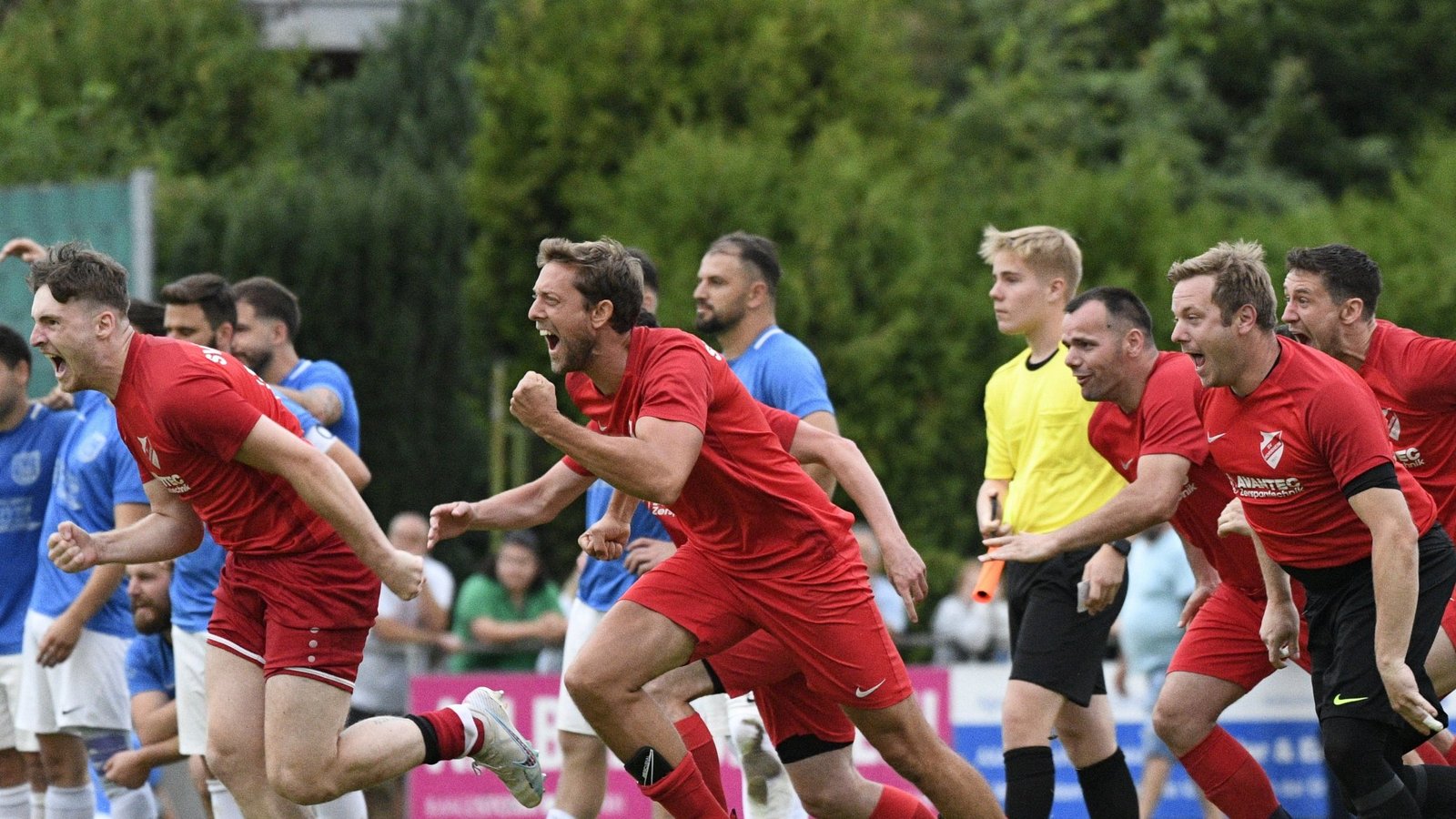 Beim SV Horrheim gibt es nach dem entscheidenden Elfmeter kein Halten mehr. Foto: Leitner