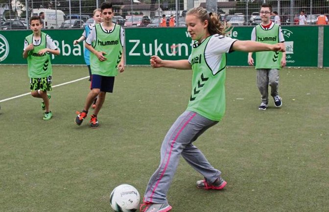 Erst das Training in der Halle, dann geht es raus ins Freie zum Mannschaftsspiel. Die Jungs und Mädels hatten gestern sichtlich Spaß.  Fotos: Rostek