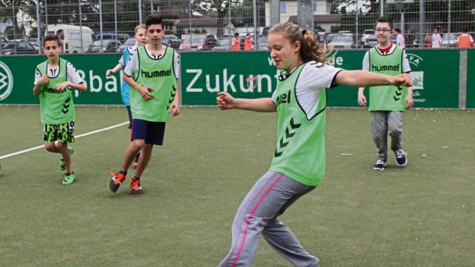 Erst das Training in der Halle, dann geht es raus ins Freie zum Mannschaftsspiel. Die Jungs und Mädels hatten gestern sichtlich Spaß. Fotos: Rostek Erst das Training in der Halle, dann geht es raus ins Freie zum Mannschaftsspiel. Die Jungs und Mädels hatten gestern sichtlich Spaß. Fotos: Rostek