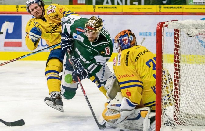 Bietigheims David Wrigley (Mitte) setzt sich vehemnt gegen Jörg Wartenberg durch und erzielt das 2:0 gegen die Lausitzer Füchse. Foto: Simecek