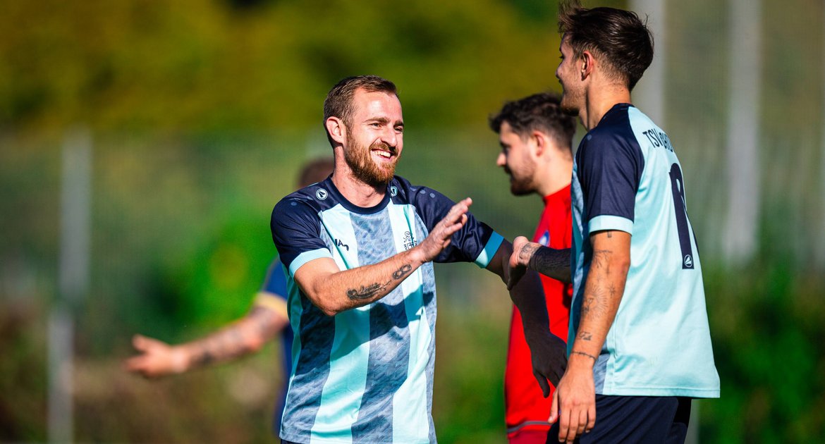 Fußball, Männer, Saison 2026/2027, Kreisliga B5, TSV Hochdorf (blau) bejubelt einen seiner Treffer beim 13:0-Sieg gegen die SpVgg Weil der Stadt II