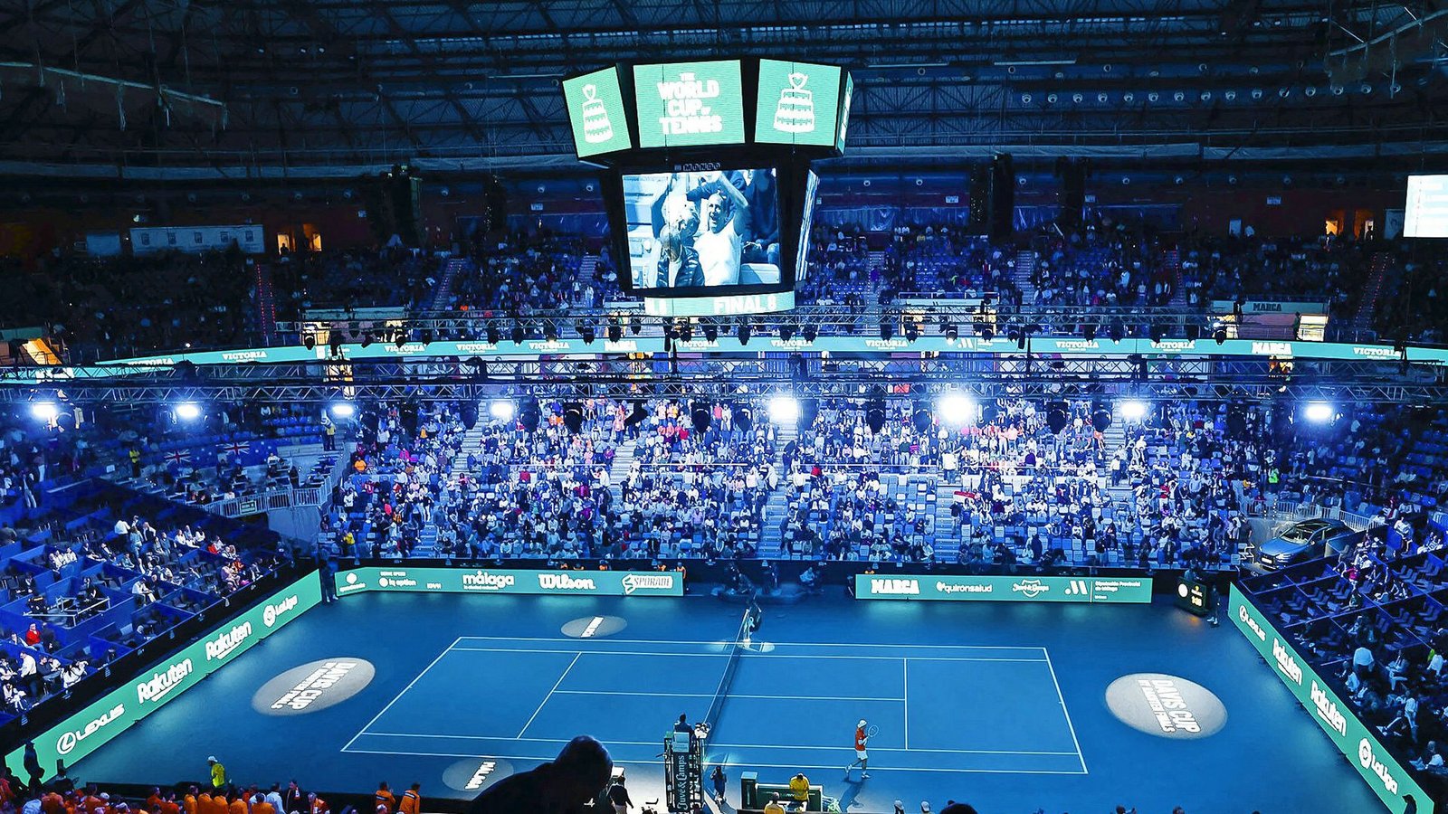 Grelles Scheinwerferlicht und große finanzielle Versprechen: Trotzdem kommen kaum Fans zur Daviscup-Endrunde.Foto: IMAGO/Juergen Hasenkopf
