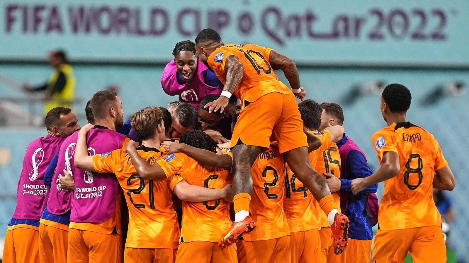 Als orangefarbene Jubeltraube feiern die Niederländer ihren Einzug ins Viertelfinale.Foto: dpa/Martin Meissner