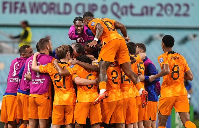 Als orangefarbene Jubeltraube feiern die Niederländer ihren Einzug ins Viertelfinale.<span class='image-autor'>Foto: dpa/Martin Meissner</span>