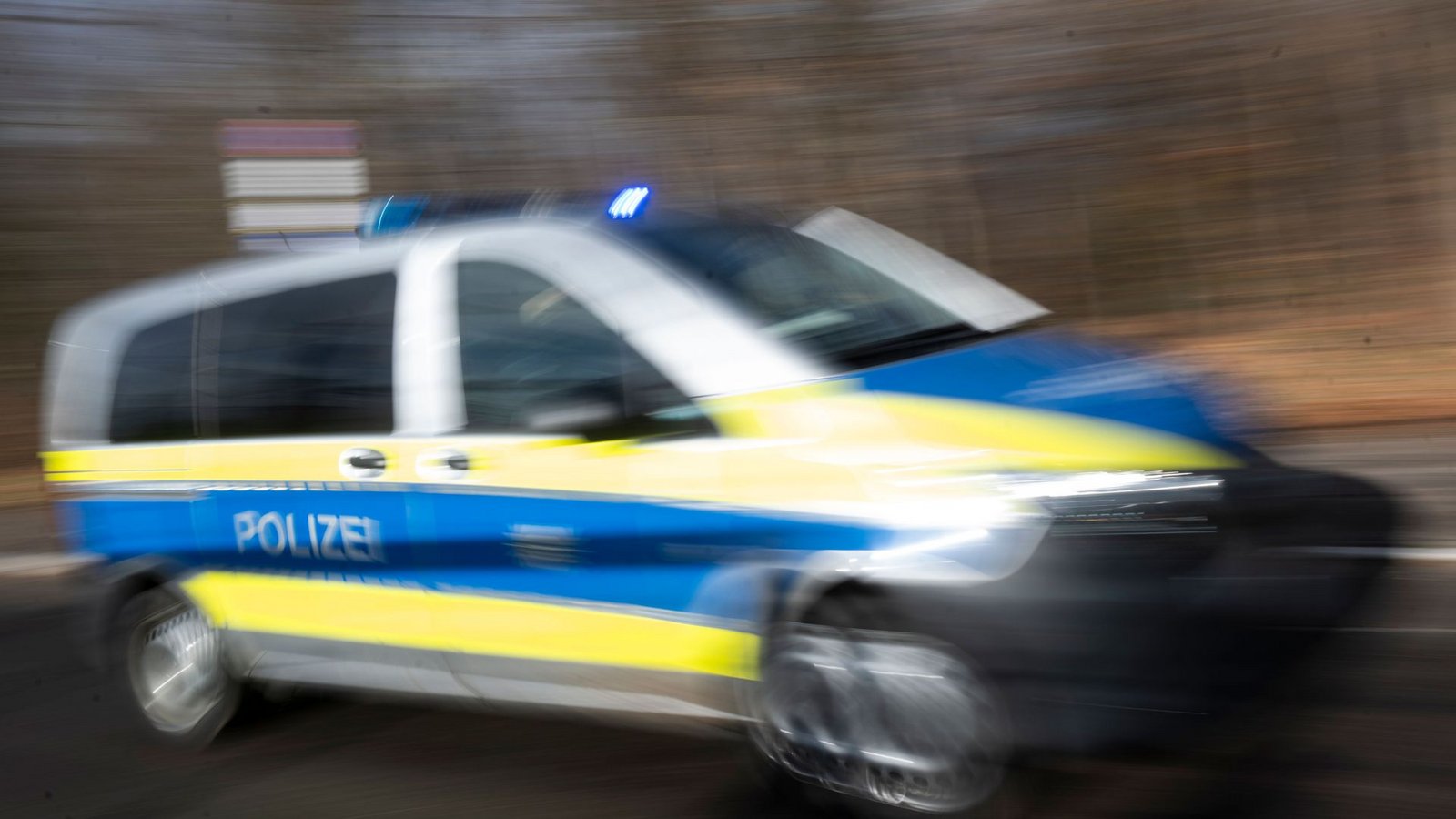 Die Polizei ermittelt, warum ein Mann mit seinem Auto im Kreis Heilbronn in den Gegenverkehr geraten ist (Archivbild).Foto: Marijan Murat/dpa/Marijan Murat Die Polizei ermittelt, warum ein Mann mit seinem Auto im Kreis Heilbronn in den Gegenverkehr geraten ist (Archivbild).Foto: Marijan Murat/dpa/Marijan Murat