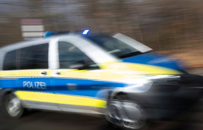 Die Polizei ermittelt, warum ein Mann mit seinem Auto im Kreis Heilbronn in den Gegenverkehr geraten ist (Archivbild).<span class='image-autor'>Foto: Marijan Murat/dpa/Marijan Murat</span>